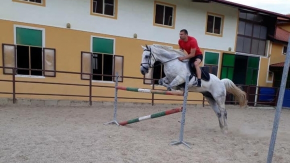 Тервел Пулев яхна коня Чародей по време на почивката си