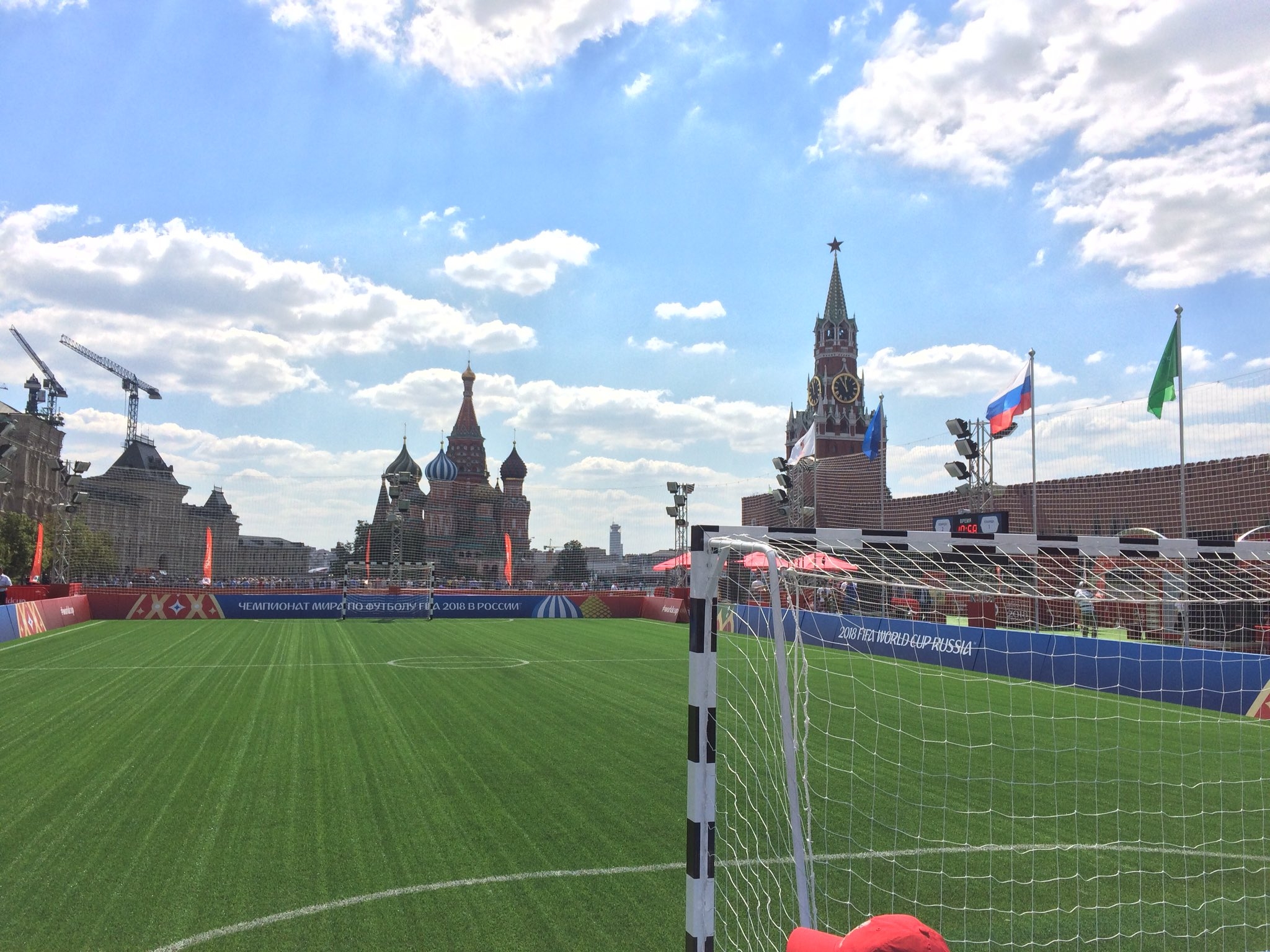 Руският държавен глава Владимир Путин посети футболния парк на Червения