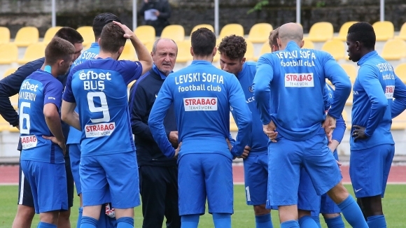 Футболистите на Левски с треньора Делио Роси ще ходят да