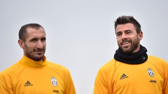 Италианският шампион Ювентус се похвали с новината че двамата защитници
