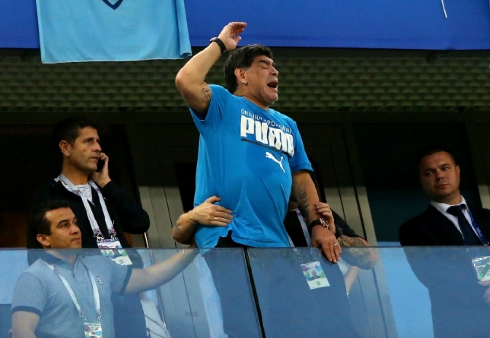 Аржентинската футболна легенда Диего Марадона прикова вниманието върху себе си