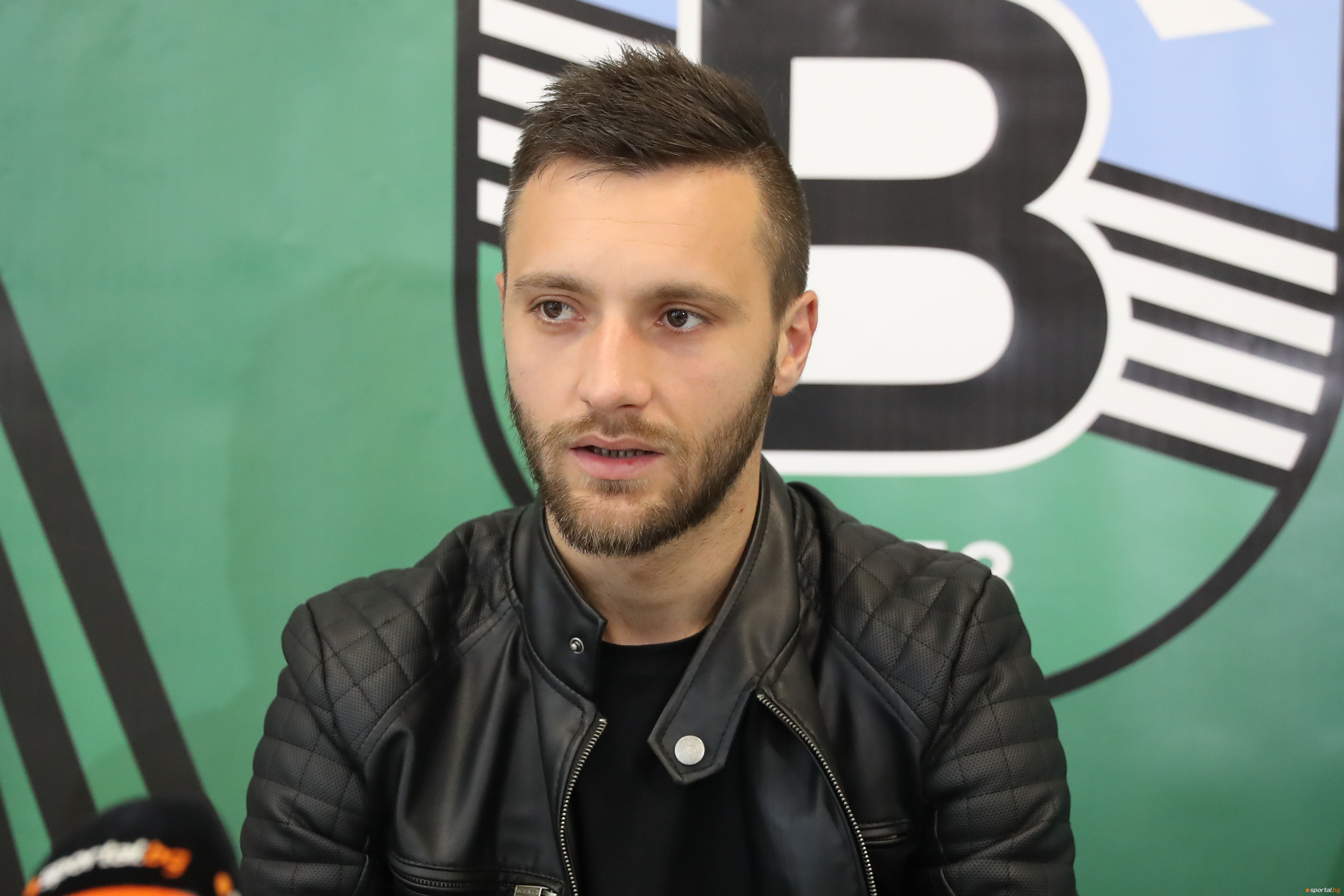 Българският полузащитник Орлин Старокин ще продължи футболната си кариера в