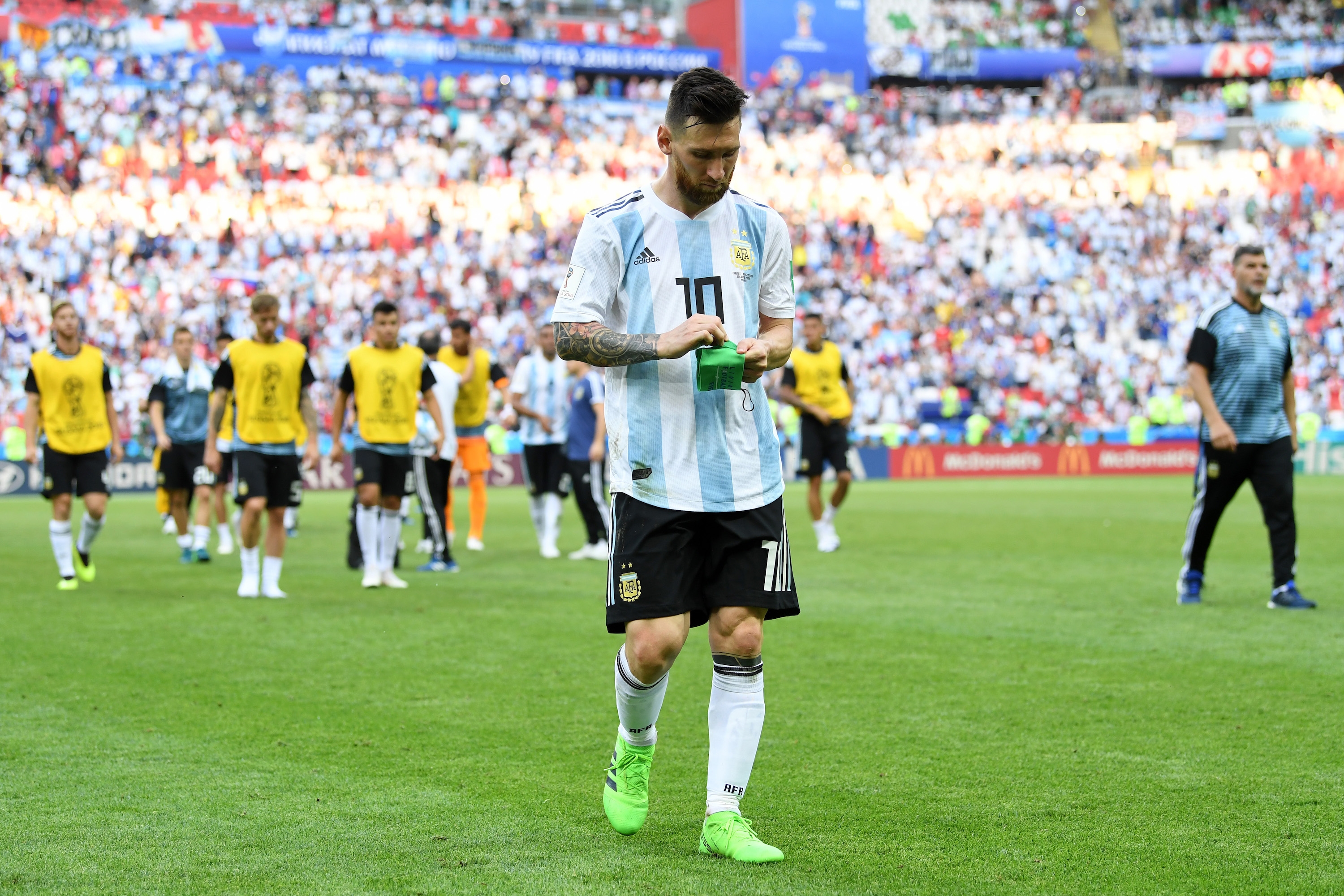 Капитанът на Аржентина Лионел Меси свали лентата си при излизането