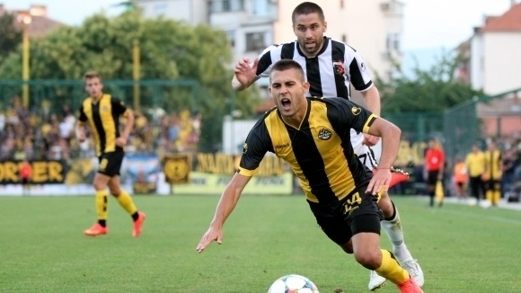 Защитникът на Ботев Пловдив Лазар Марин подписа договор за 1 1