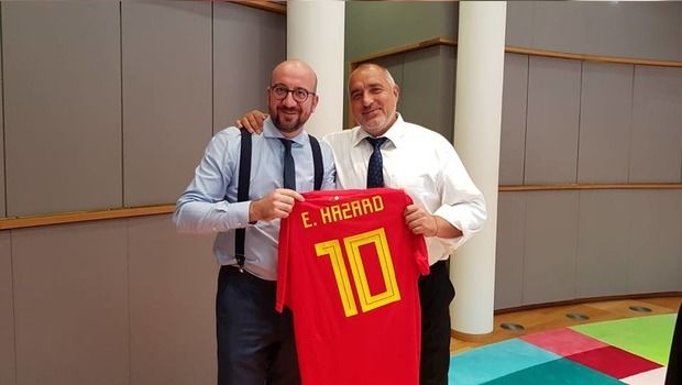 Премиерът Бойко Борисов получи футболна фланелка от белгийския си колега