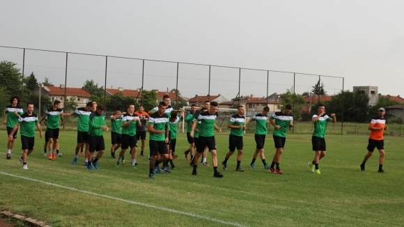 Даниел Стоянов ще защитава цветовете на Нефтохимик и в Трета