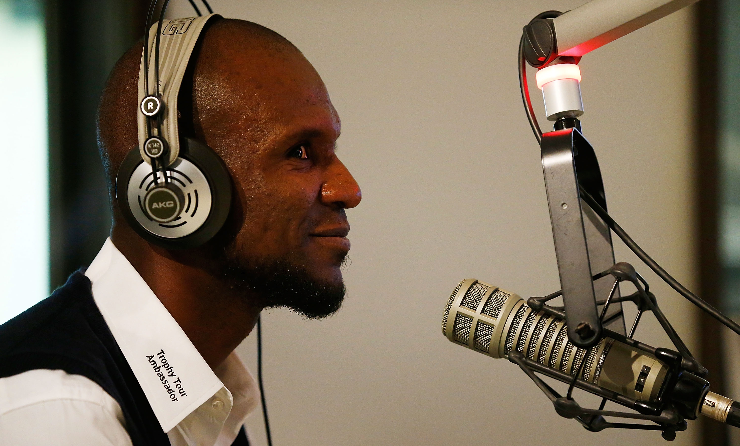 Някогашният френски национал Ерик Абидал направи опит да сложи точка