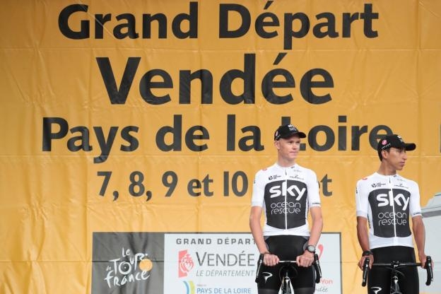 Състезателите от Team Sky и лидерът на отбора Крис Фрум