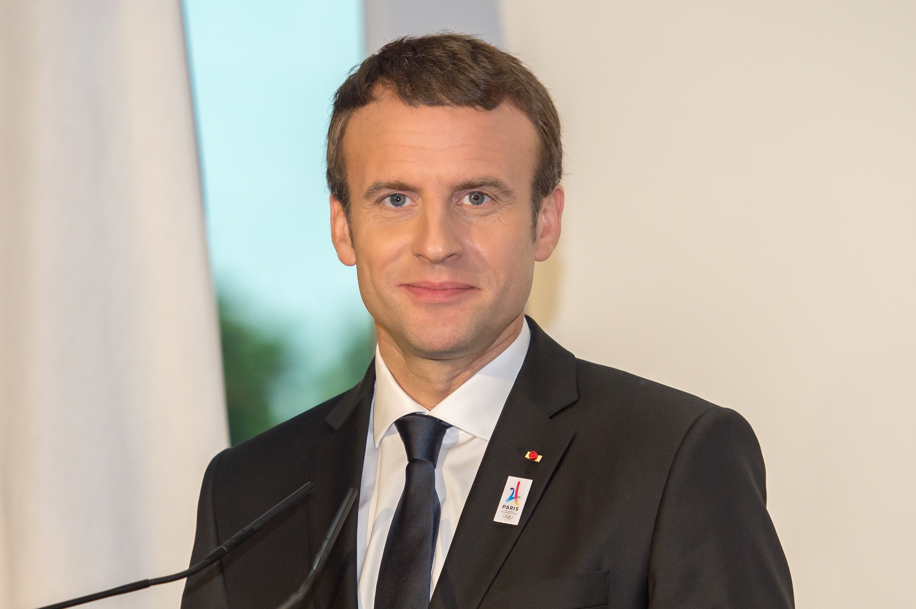 Президентът на Франция Еманюел Макрон ще подкрепя петлите от трибуните