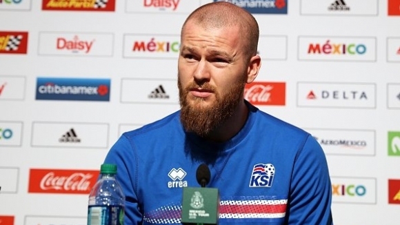 Капитанът на националния отбор на Исландия Арон Гунарсон подписа нов