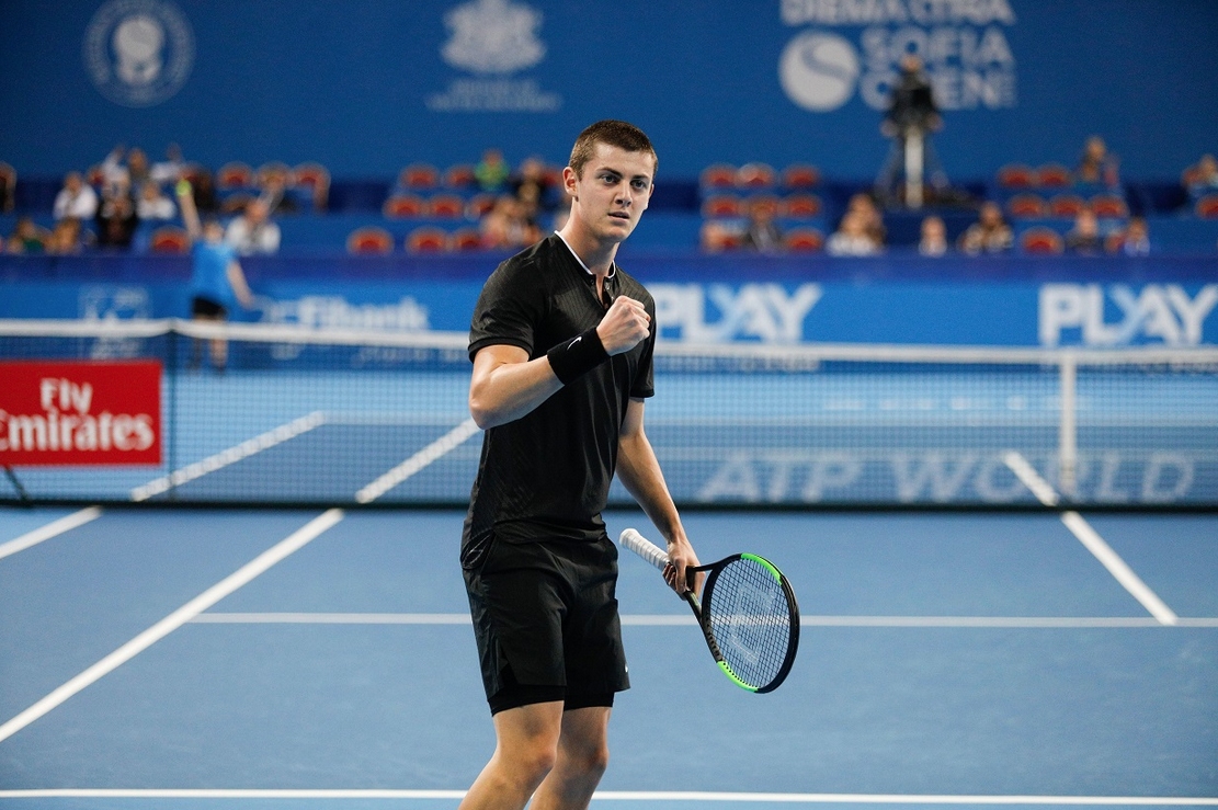 Александър Лазаров се класира за четвъртфиналите на турнира на червени