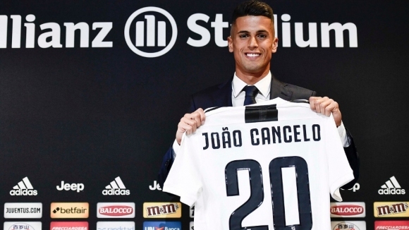 Португалският бранител Жоао Кансело официално бе представен като футболист на