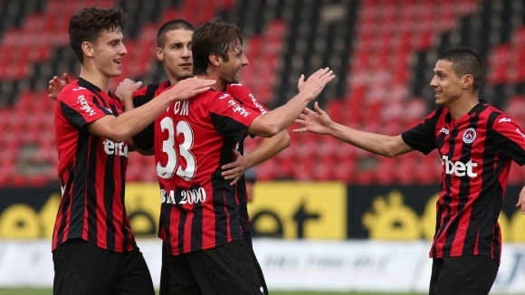 Отборът на Локомотив София победи Пирин Благоевград с 2 1 като