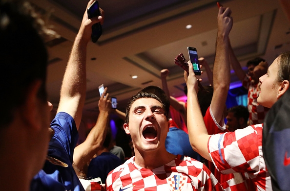 Привърженици на отбора на Хърватия показват подкрепата си за своя
