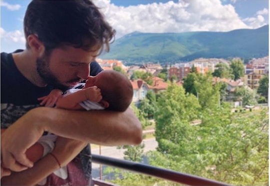 Волейболистът Теодор Салпаров показа новородения си син Максим в социалните