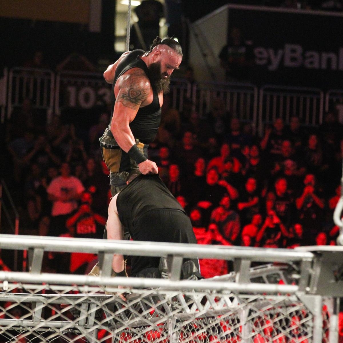 В един от най бруталните кеч мачове в историята Брон Сторуман