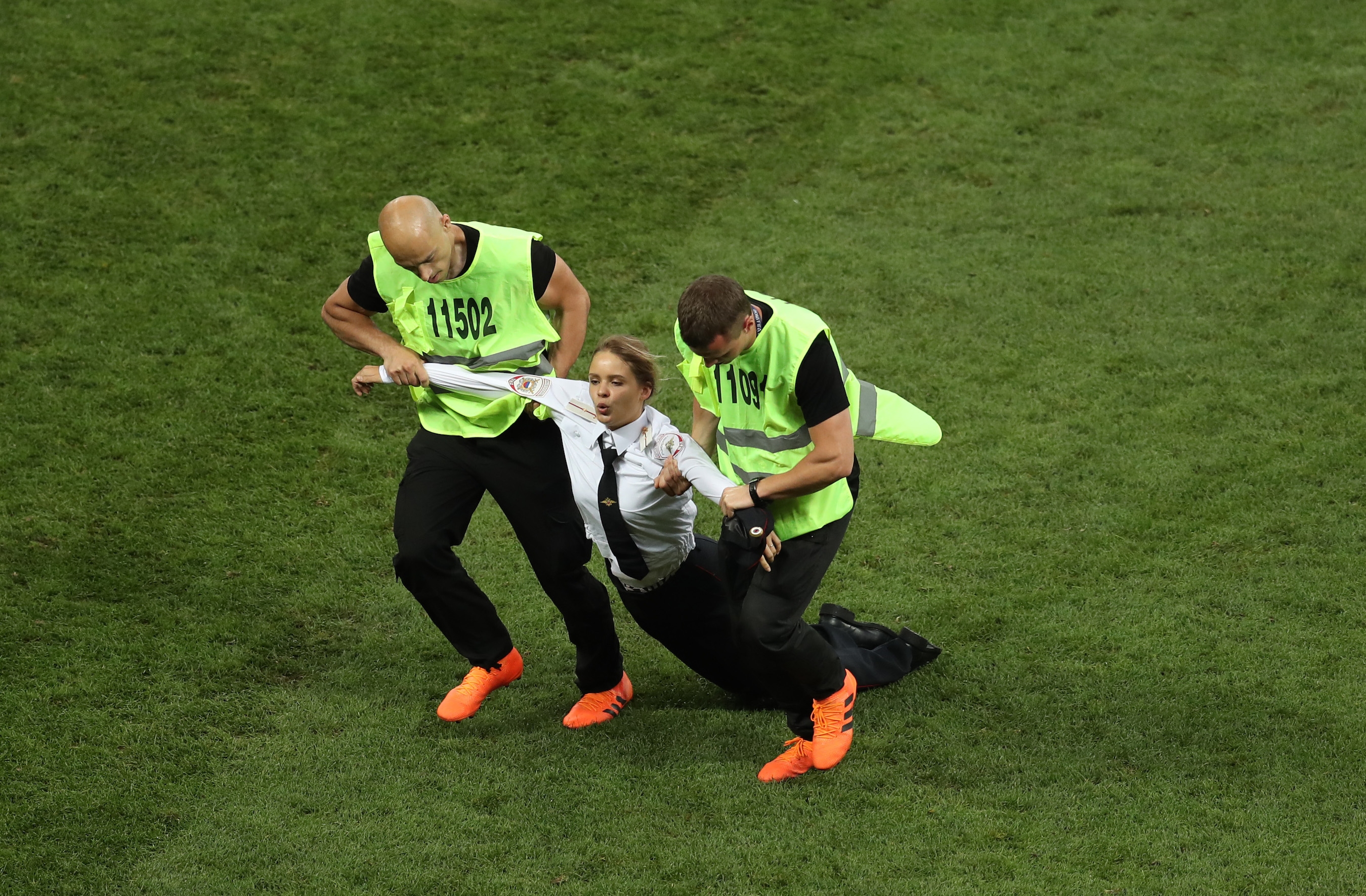 Арестуваните за нахлуване на терена по време на Франция