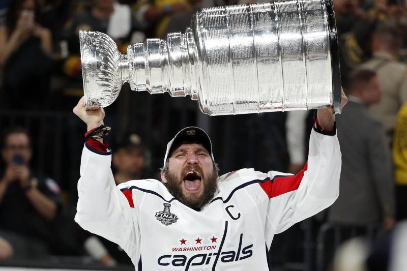Капитанът на тима от НХЛ Вашингтон Александър Овечкин беше награден