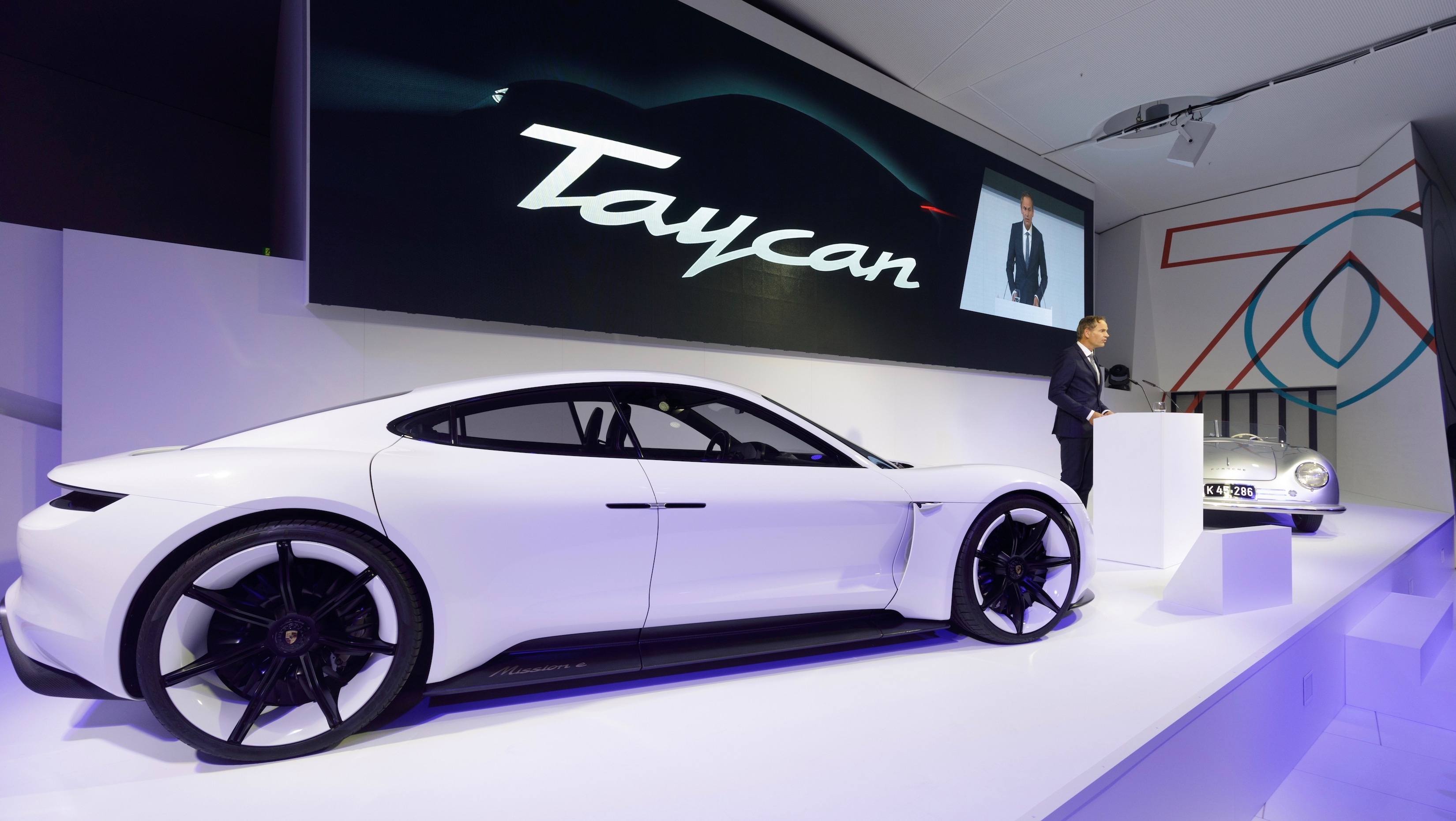 Поръчките за първия напълно електрически автомобил на Porsche Taycan