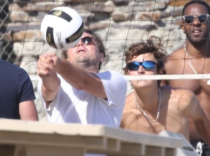 Кинозвезди играещи волейбол на плажа Подобно нещо не се вижда