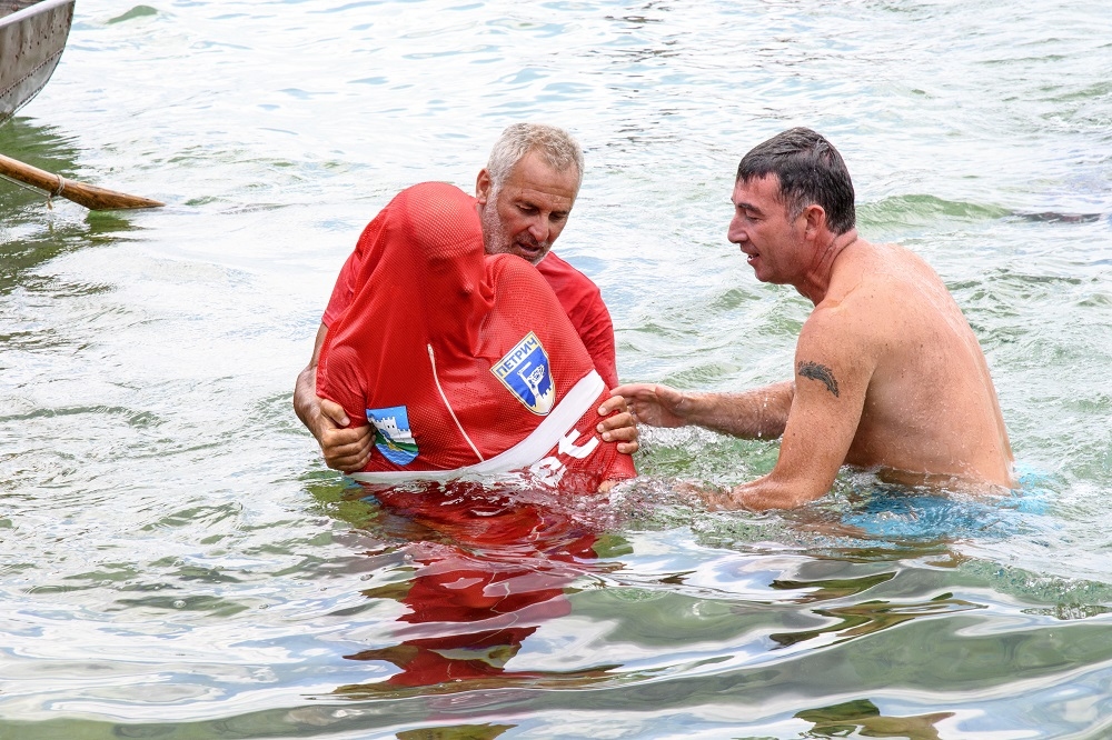 Яне Петков подобри рекорд на Гинес плувайки в чувал с