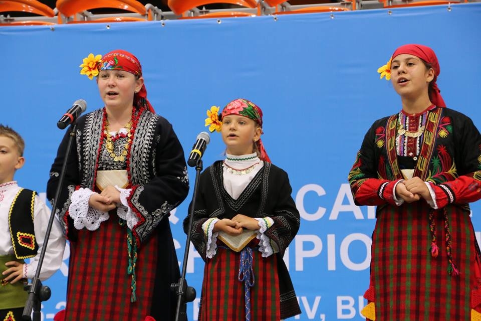 Уникално изпълнение на 7-годишната Анджелика-Гая Меркова и формация за автентичен