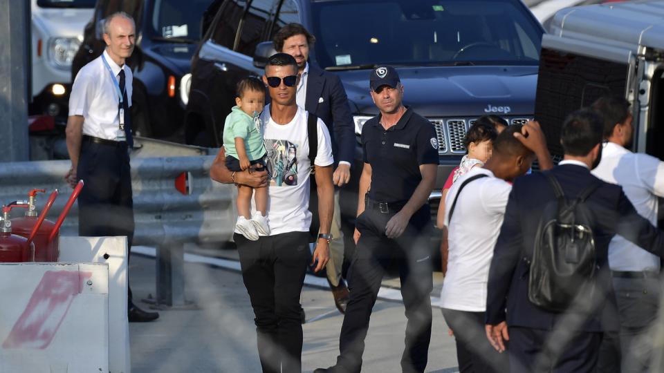 Звездното попълнение на Ювентус Кристиано Роналдо кацна в Торино и