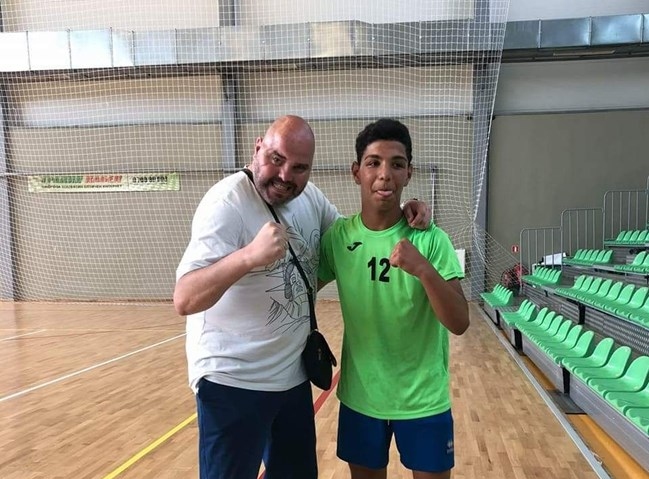 Треньорът който е и президент на клуба вижда в едно