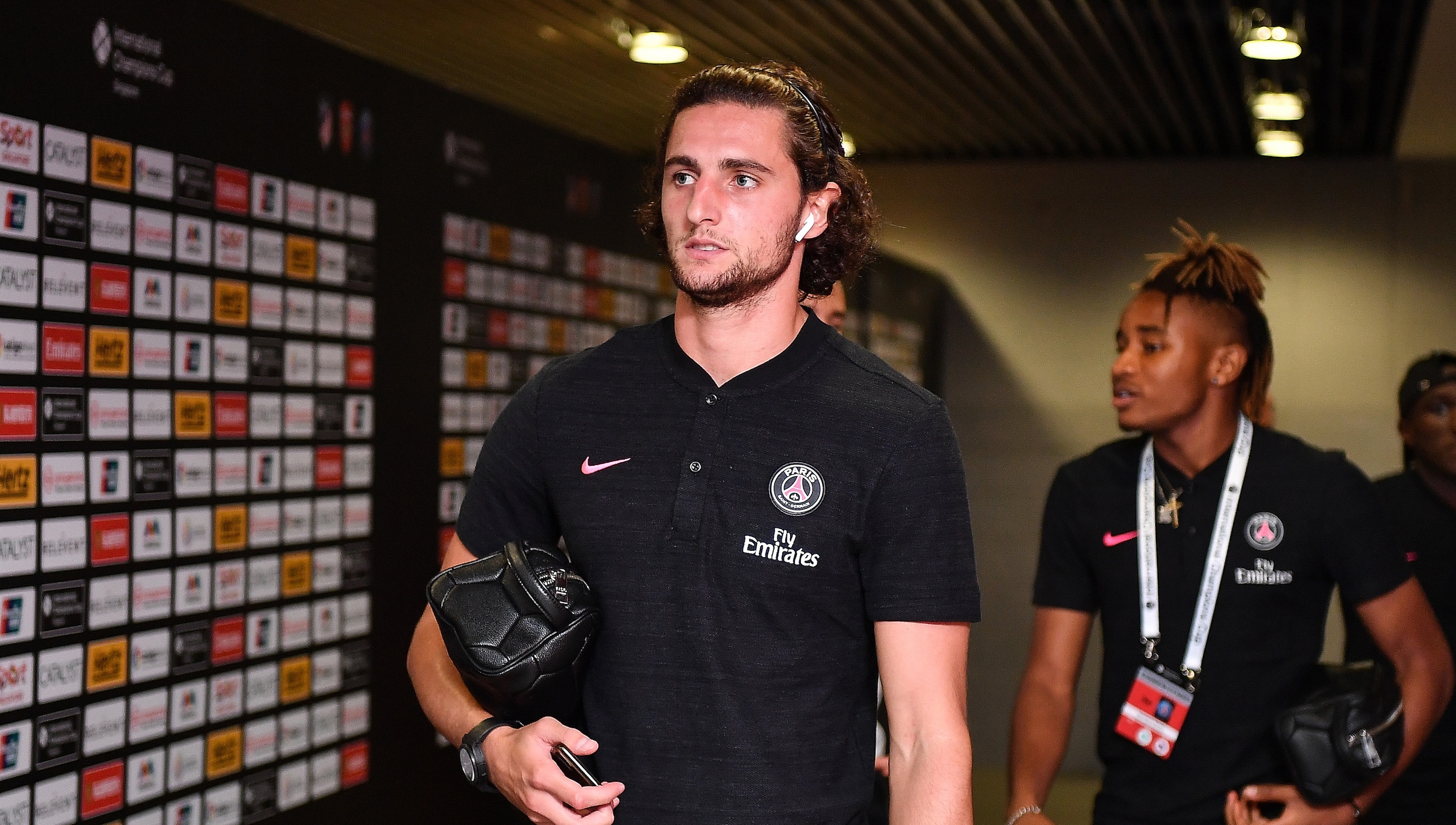 Полузащитникът на Пари Сен Жермен Адриен Рабио има срок до