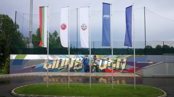 Националната футболна база Бояна се сдоби с чисто нов стенопис