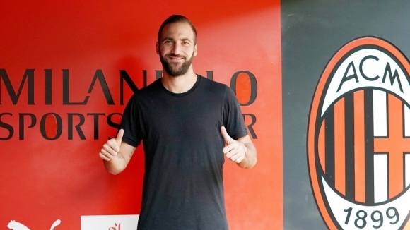 Днес Гонсало Игуаин бе представен като футболист на Милан на