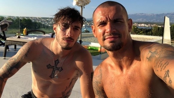 Високите температури навън нажежават и футболните фенки до код червено