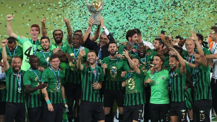 Акхисар Беледиеспор спечели Суперкупата на Турция след победа с дузпи
