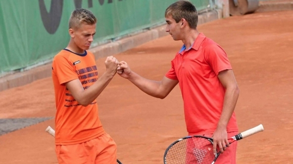 Българските тенисисти спечелиха титлите на двойки при юношите и девойките