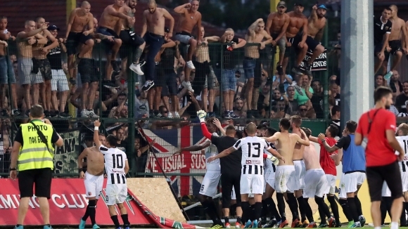 Футболистите на Локомотив Пловдив си спретнаха луд купон в съблекалнята