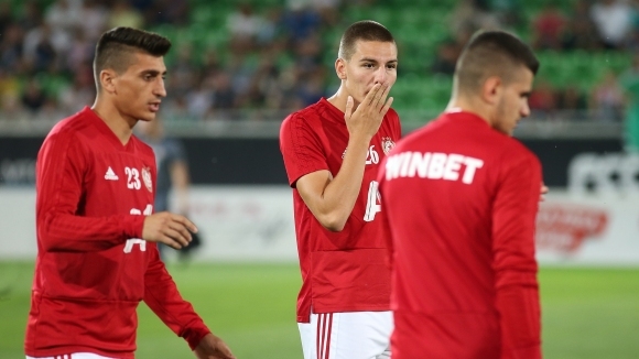 17 годишният дефанзивен полузащитник Валентин Антов подписа своя първи професионален договор