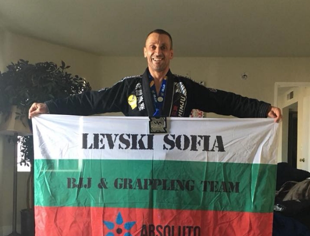 Футболният тим на Левски поздрави родният боец Константин Николов който