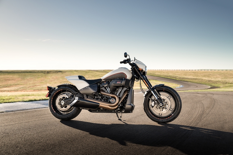 Harley Davidson reg представиха новия FXDR trade 114 агресивен мотоциклет преминал през