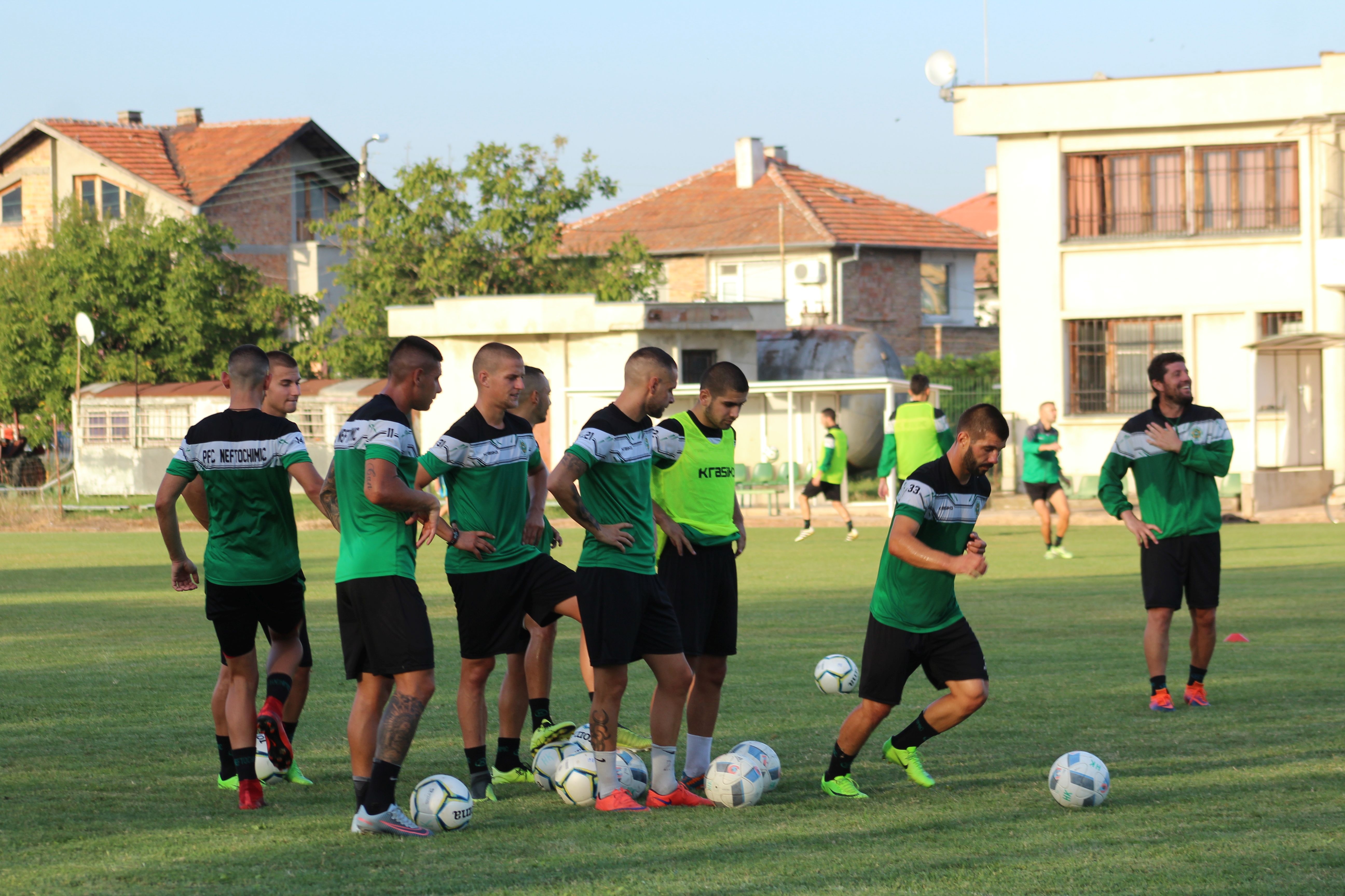 Футболистите на Нефтохимик Бургас проведоха последното си тренировъчно занимание преди