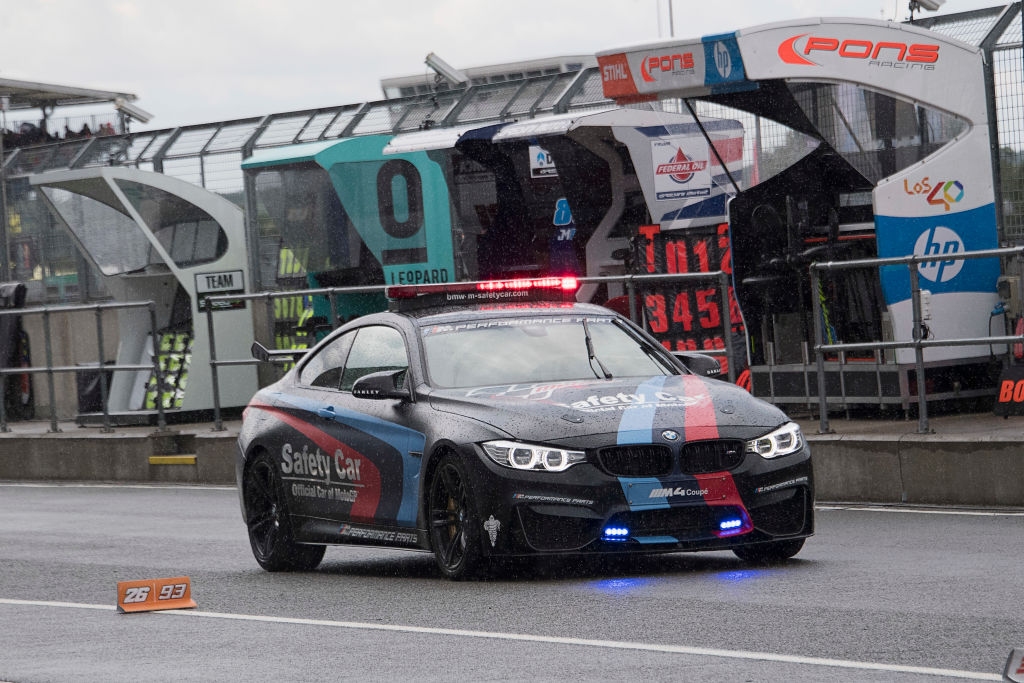 Стартът на състезанието за Гран При на Великобритания 12 и