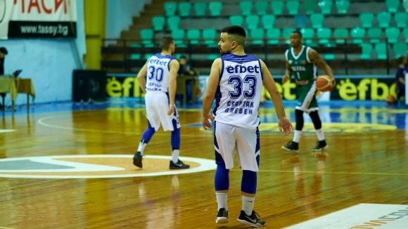 Гардът Николай Маринов ще продължи да играе за баскетболния Спартак