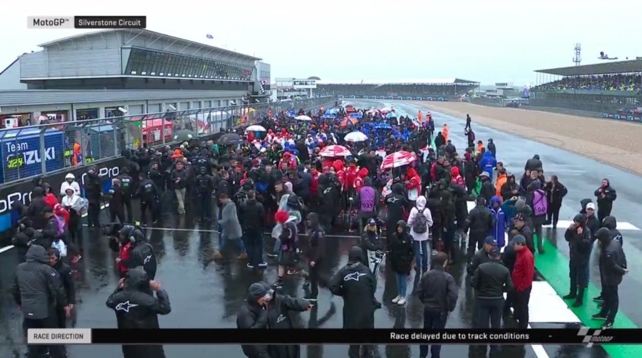 Неспирният дъжд във Великобритания принуди организаторите на MotoGP да отменят