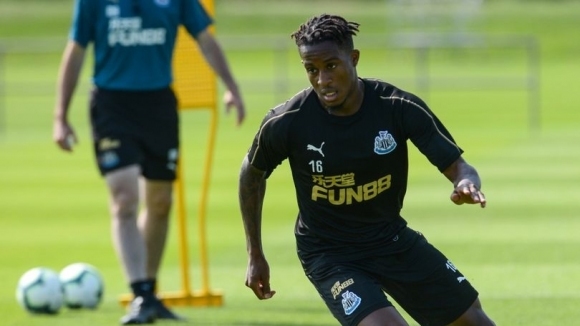 Крилото на Нюкасъл Роландо Аарънс може да премине под наем