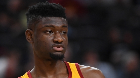 Сан Антонио ще подпише тригодишен договор с Чимези Мету когото