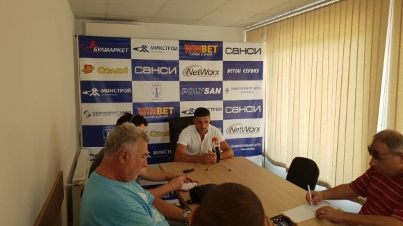 Старши треньорът на Дунав Малин Орачев говори пред медиите преди