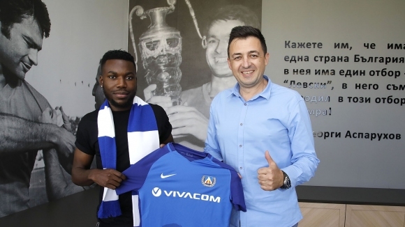 Луи Нганиони подписа днес своя договор с ПФК Левски Контрактът