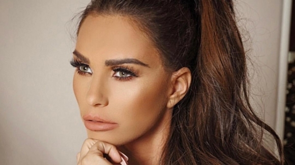 Любимката на футболистите Кати Прайс се наслаждава на новата си