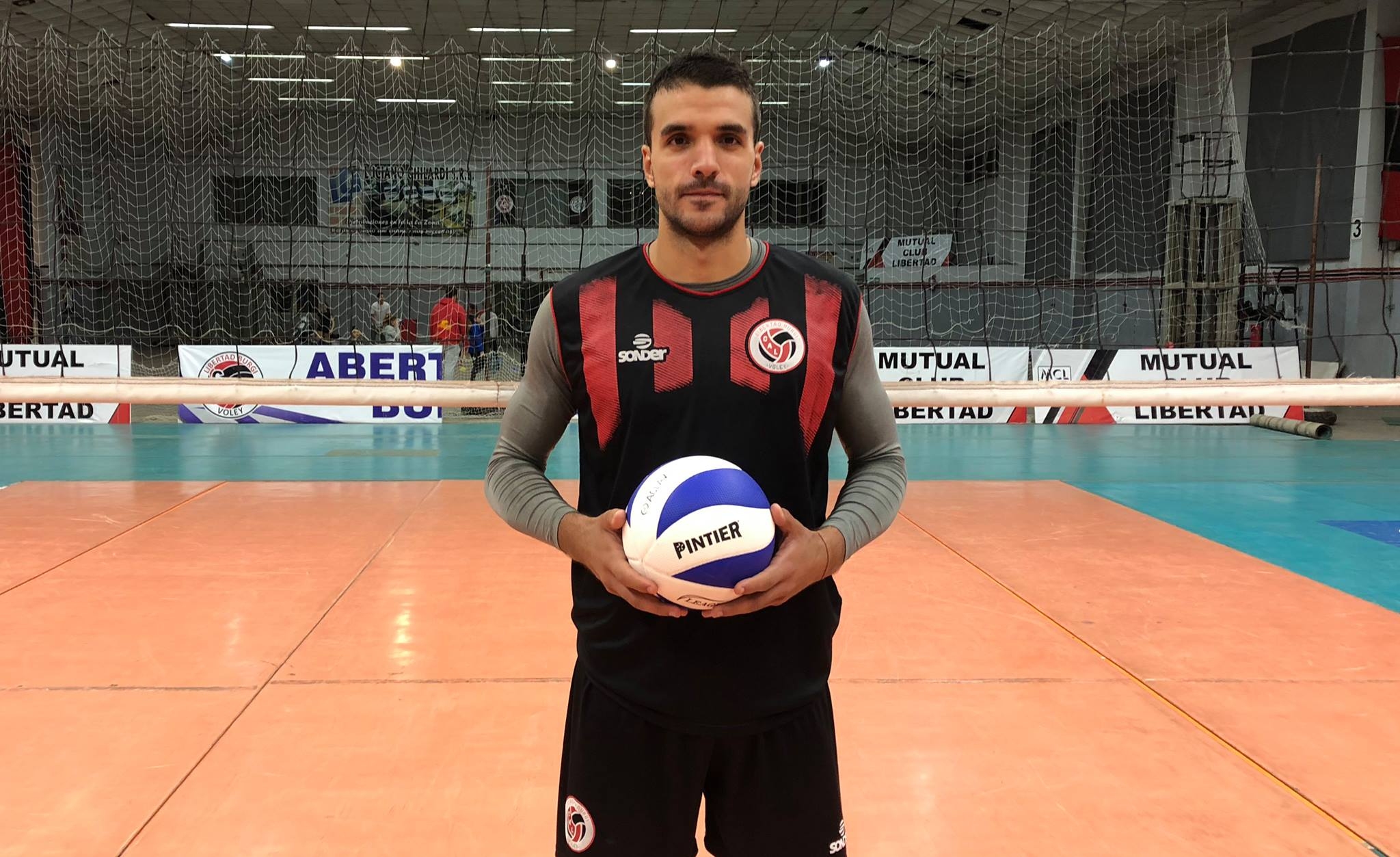 Аржентинският волейболен клуб Либертад Бурги представи новото си попълнение Димитър