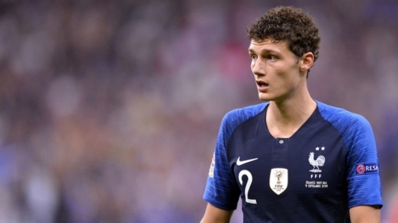 Агентът на защитника на Щутгарт Бенжамен Павар преговаря с Барселона