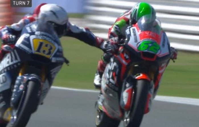 Мотоциклетистът от Moto2 Романо Фенати направи много грубо нарушение в